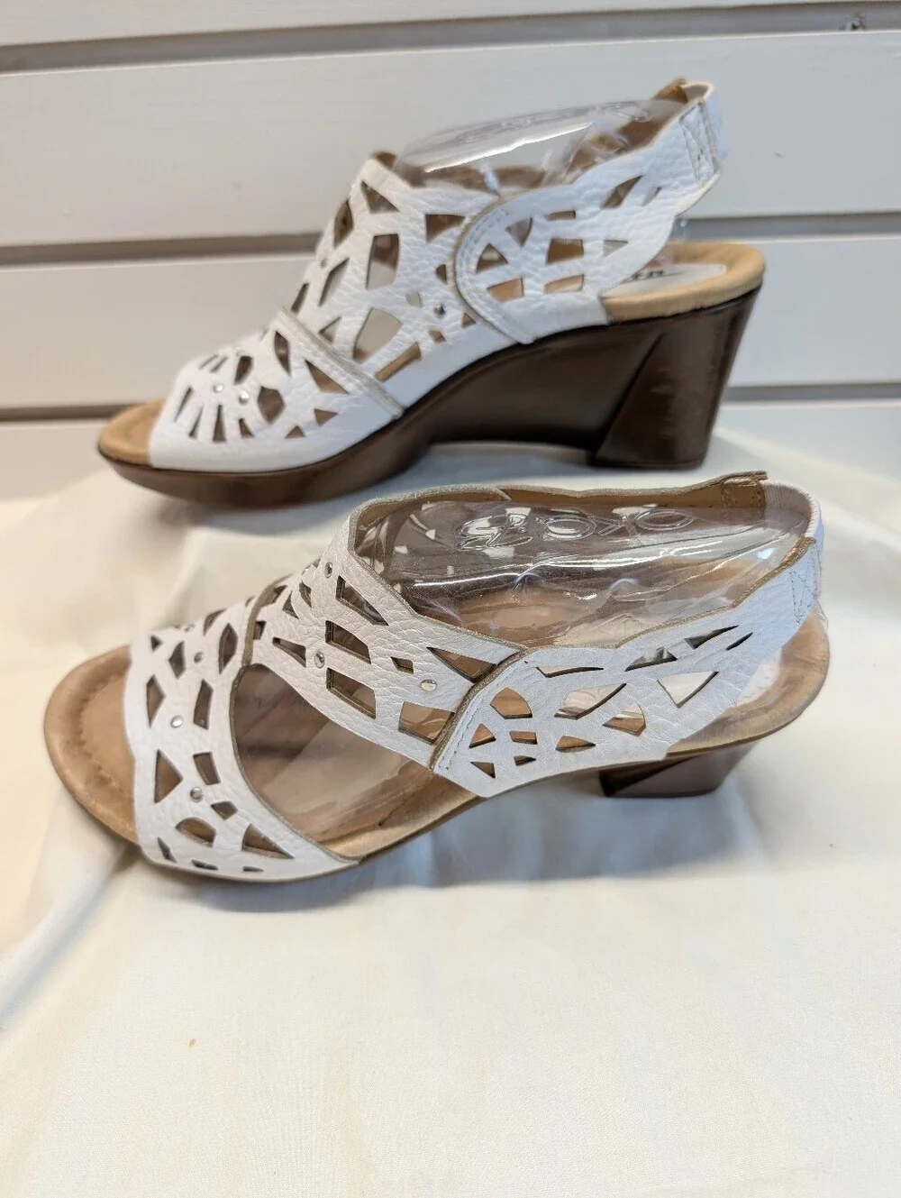 Earth Camellia Metal Stud Cutout Wedge Sandal Shoe - White Leather -Women 7 NWOB